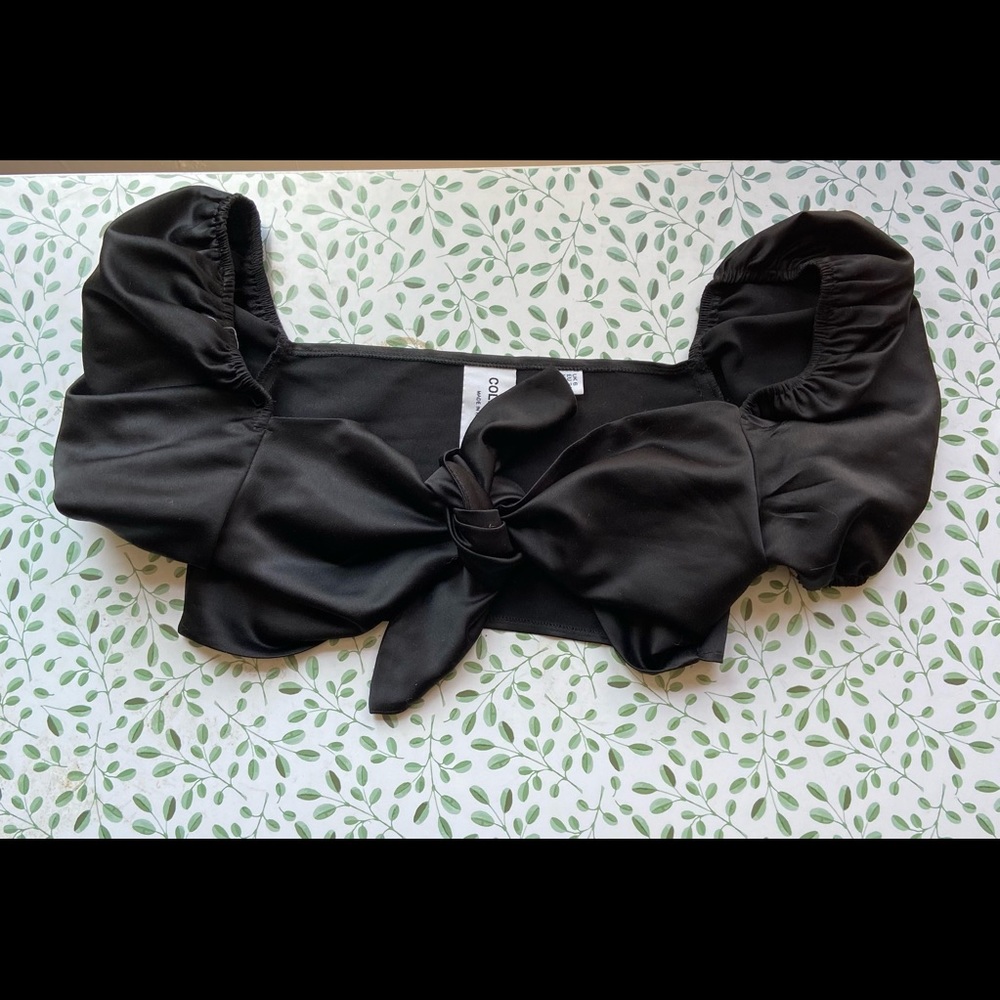 Crop top with a front tie and puffy sleeves